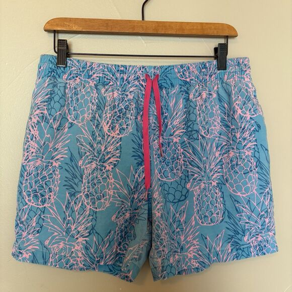 Chubbies Men's Swim Trunks Blue Pink Pineapple Pattern 5.5" Inseam Size Medium - Picture 1 of 4